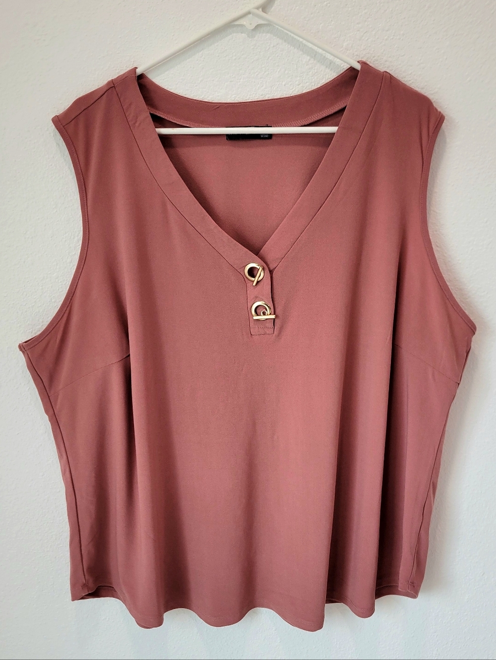 Love Scarlett Women’s 2X Rose Pink Sleeveless Blouse V Neck Gold Ring Bar Detail